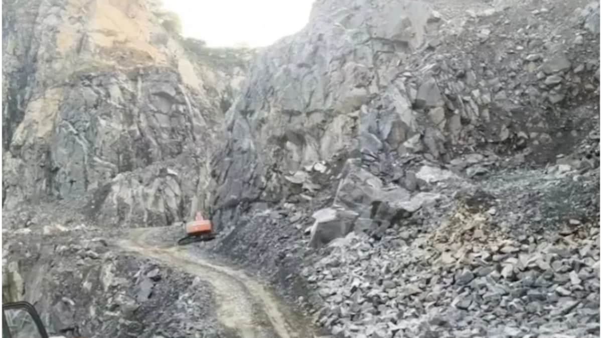 नीमकाथाना की पत्थर खदान में बड़ा हादसा, भूस्खलन से चार श्रमिक मलबे में दबे