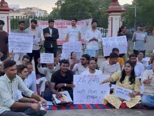 जंतर-मंतर लाठीचार्ज के विरोध में राजस्थान यूनिवर्सिटी के छात्र नेता भूख हड़ताल पर, फुटेज में देंखे परिसर में छात्रों का प्रदर्शन