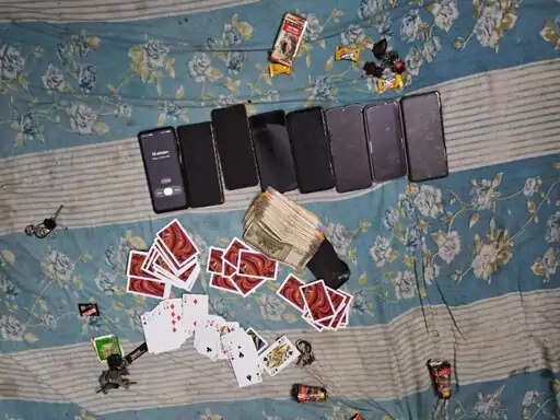 टोंक में जुए के अड्डे पर पुलिस की दबिश, मकान में जुआ खेलते 8 आरोपी गिरफ्तार