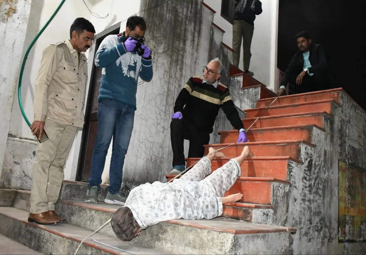 पांच माह बाद आरोपी पति गिरफ्तार, पुलिस टीम पर चढ़ाई कार