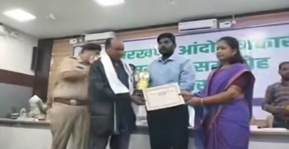 चतरा जिला स्थापना दिवस पर 851 झारखंड आंदोलनकारियों को किया गया सम्मानित