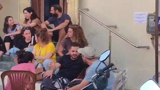 पुष्कर में इजरायली पर्यटक युद्ध की चिंता से व्याकुल, वीडियो में देखें फोन पर परिवार से लेते लगातार खबर