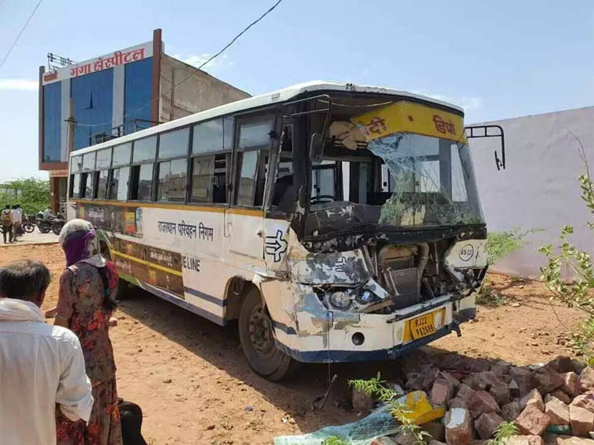 ओसियां में ओवरटेक विवाद, वीडियो में देखें प्राइवेट बस ने रोडवेज बस को टक्कर मारी, रोडवेज बस ड्राइवर से मारपीट कर फरार