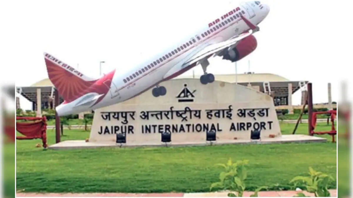 जयपुर इंटरनेशनल एयरपोर्ट पर इंटरनेशनल फ्लाइट्स प्रभावित, फुटेज में देंखे खाड़ी देशों के पैसेंजर्स परेशान