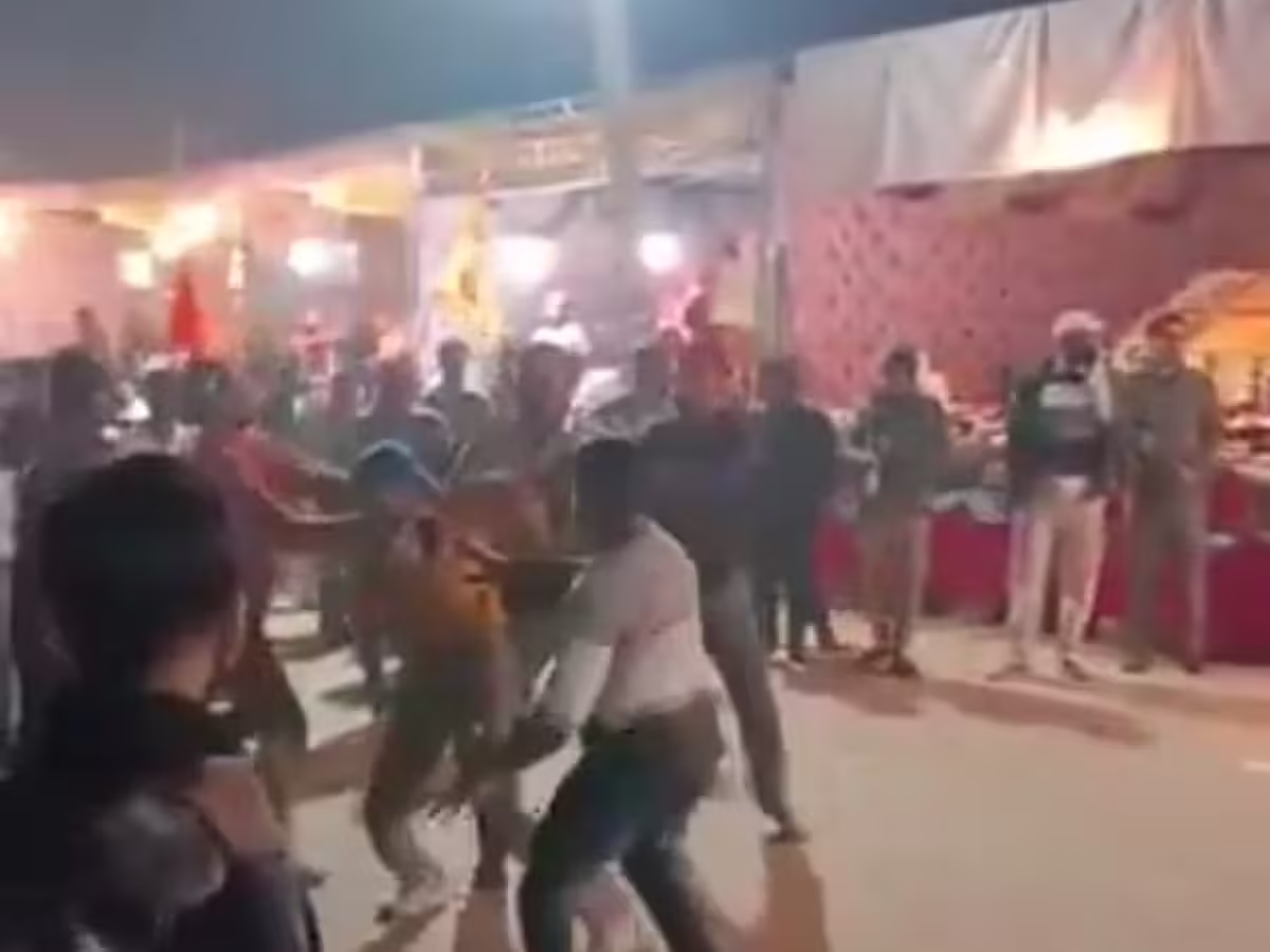 खाटूश्यामजी में नए साल पर हंगामा, वीडियो में देखें भक्तों की भीड़ के बीच दो दुकानदारों में जमकर मारपीट, चले लात घूसे