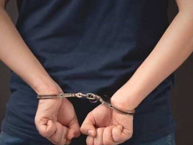 जयपुर में चोरी करने घुसे इलेक्ट्रिशियन ने महिला से की मारपीट, वीडियो में जाने हाथ मोड़कर नीचे गिराया; पड़ोसियों ने पकड़कर पुलिस को सौंपा