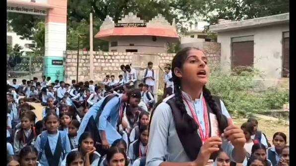 बाड़मेर में शिक्षकों की कमी पर छात्रों का हंगामा, वीडियो में देंखे स्कूल गेट पर दो घंटे धरना; आश्वासन के बाद माने विद्यार्थी