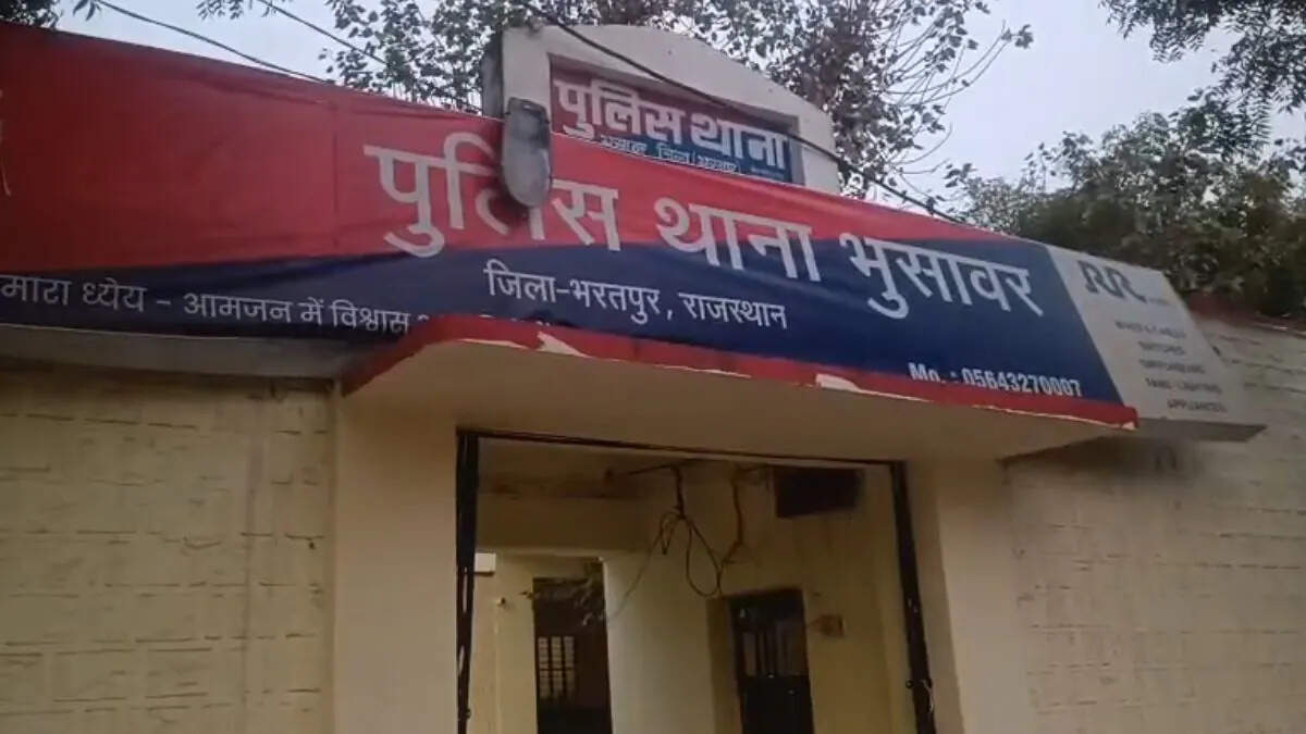 भरतपुर में पुलिस कॉन्स्टेबल पर कार्रवाई, वीडियो मे जानें युवती को थाने ले जाने का मामला सामने आने पर बर्खास्त