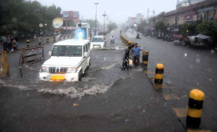 राजस्थान में मानसून का असर: बाड़मेर में तेज बारिश से सड़कें बनीं दरिया, सेड़वा-दीपला रोड बही; जैसलमेर-पाली में भी बरसे बादल