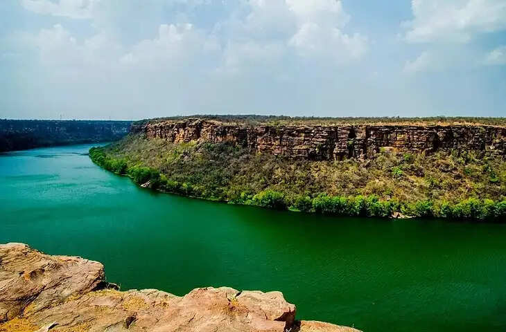 पवित्रता में गंगा से आगे फिर क्यों चम्बल नदी को माना गया शापित? आज भी किसी शुभ काम में इस्तेमाल नहीं होता जल, वीडियो में जाने रहस्यमयी कथा
