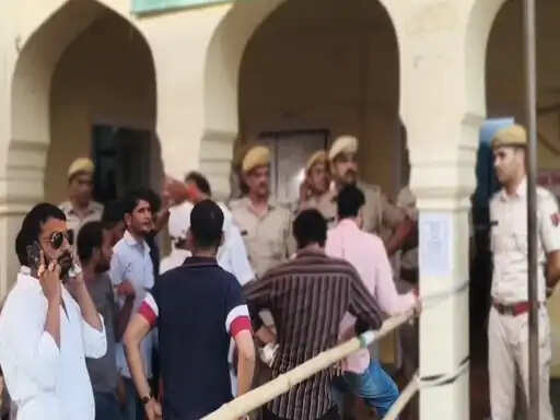 मालपुरा में कांग्रेस प्रत्याशियों के नामांकन निरस्त होने पर हंगामा, रिटर्निंग अधिकारी कार्यालय के बाहर प्रदर्शन