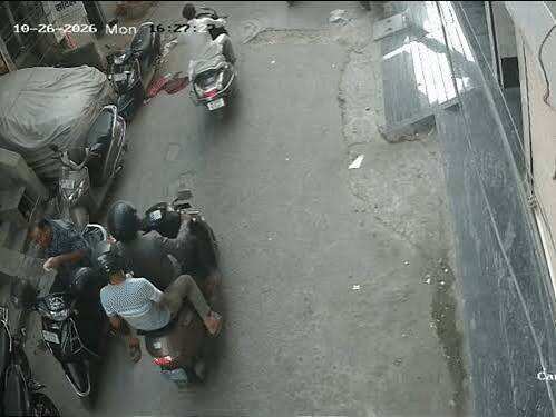 जयपुर में दिनदहाड़े 20 लाख रुपए से भरा बैग लेकर फरार हुए बदमाश, वीडियो में जाने कचौरी खाने रुका था कपड़ा व्यापारी का कलेक्शन एजेंट
