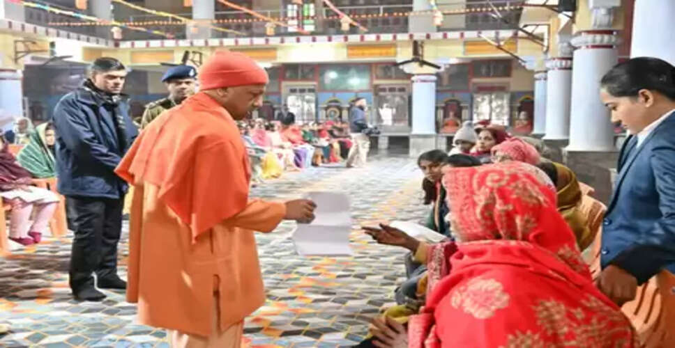 कड़ाके की ठंड के बीच सीएम योगी ने किया जनता दर्शन, 250 लोगों की समस्याएं सुनी