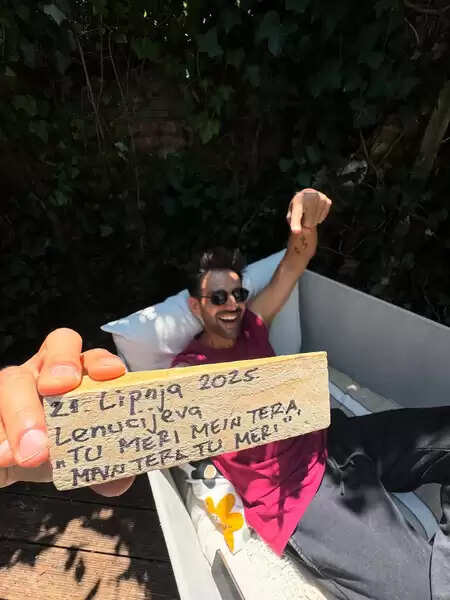 क्रोएशिया में फिल्म 'तू मेरी मैं तेरा, मैं तेरा तू मेरी' की शूटिंग एन्जॉय कर रहे कार्तिक आर्यन