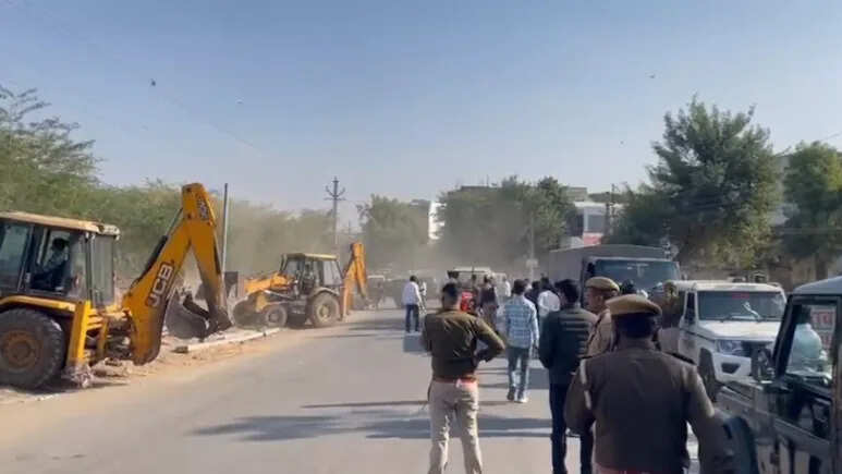 अरबों की बेशकीमती जमीन पर कब्जा के लिए रातों रात खड़ी कर दी दीवार, सुबह चल गया बुलडोजर