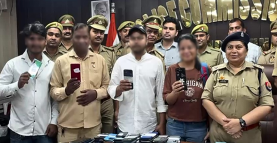 नोएडा पुलिस की बड़ी सफलता, 220 गुम मोबाइल बरामद, मालिकों को वापस लौटाए