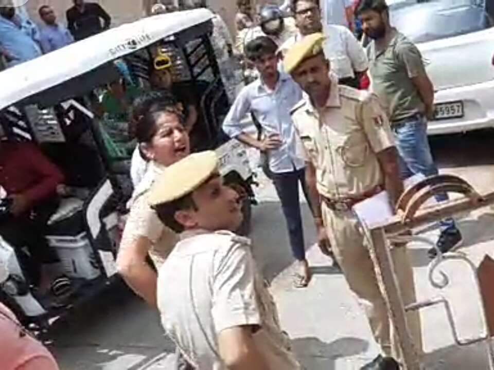 जयपुर में प्लॉट विवाद ने लिया हिंसक मोड़: घर में घुसकर तोड़फोड़, ज्वलनशील पदार्थ डालने का आरोप; CCTV में कैद हुई वारदात