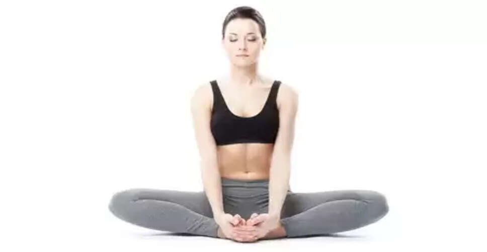 दफ्तर में घंटों बैठकर हो गया है पीठ में दर्द? इस आसन से मिलती है राहत