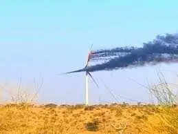 जैसलमेर के विंड मिल में लगी आग, वीडियो में देखें तकनीकी फॉल्ट से करोड़ों की मशीन हुई खाक