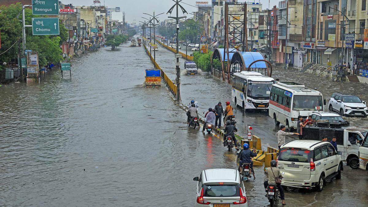 राजस्थान में फिर एक्टिव हुआ मानसून: जयपुर, अलवर और दौसा में झमाझम बारिश, वीडियो में जाने 24 जिलों में यलो अलर्ट जारी