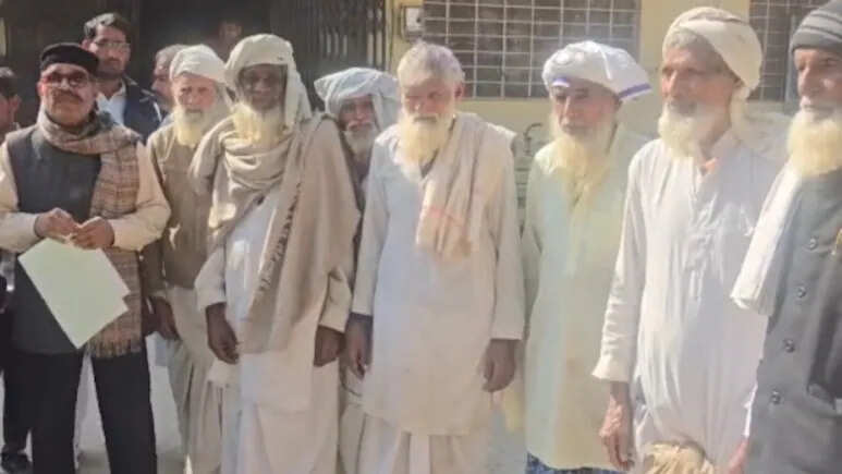 अलवर में मुर्दा बताकर काटे गए 106 मुस्लिम मतदाताओं के नाम, SDM से मिलकर बोले- साब हम ज़िंदा हैं