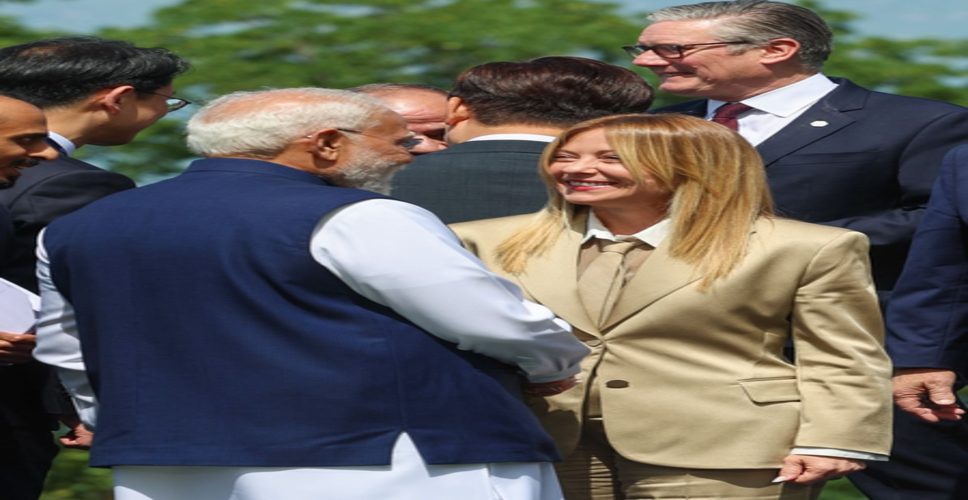 जी-7 समिट : फैमिली फोटो से पहले पीएम मोदी ने नेताओं से साझा किए विचार, राष्ट्रपति मैक्रों को कहा धन्&zwj;यवाद