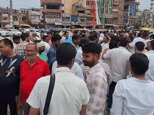 जयपुर में कांग्रेस का ‘जयपुर बचाओ मार्च’, वीडियो में जाने सड़क-पानी और ट्रैफिक व्यवस्था को लेकर सरकार पर निशाना