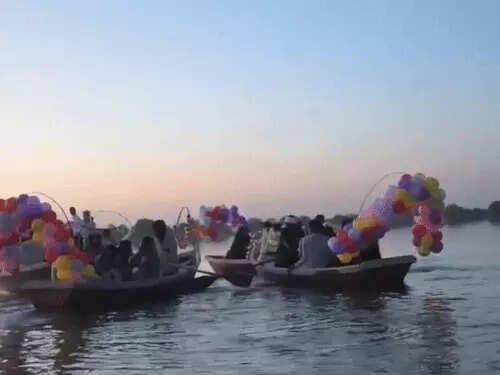 भीलवाड़ा में अनोखी ‘नाव-बारात’, फुटेज में देखें तालाब के रास्ते 5 किलोमीटर सफर कर दुल्हन के गांव पहुंचा दूल्हा