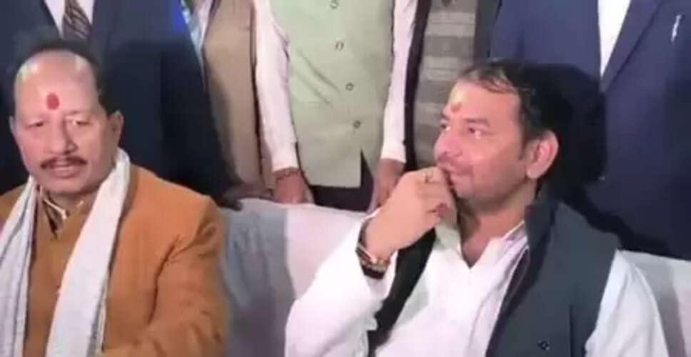 बिहार: डिप्टी सीएम विजय सिन्हा के दही-चूड़ा भोज में तेज प्रताप भी पहुंचे