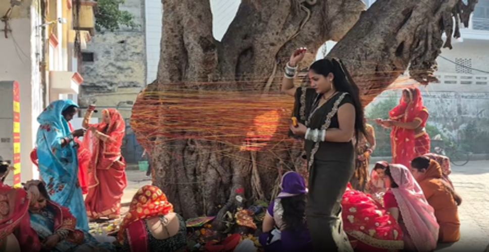 वट सावित्री व्रत पर सुहागिन महिलाओं ने की बरगद के वृक्ष की पूजा, पति की लंबी उम्र की कामना