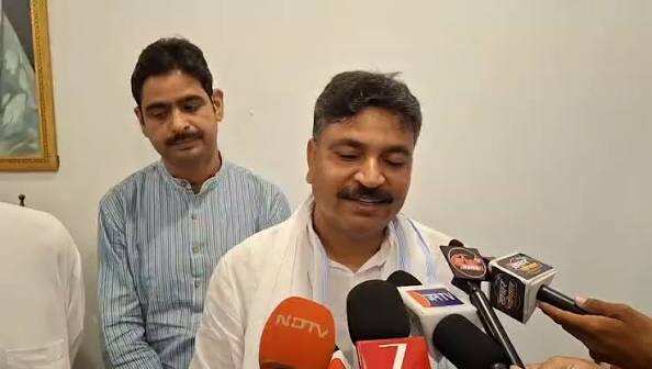 अलवर में CM भजनलाल शर्मा के रोड शो पर कांग्रेस का हमला, वीडियो में टीकाराम जूली बोले- 500-700 लोग ही पहुंचे; भंवर जितेंद्र सिंह ने भी साधा निशाना