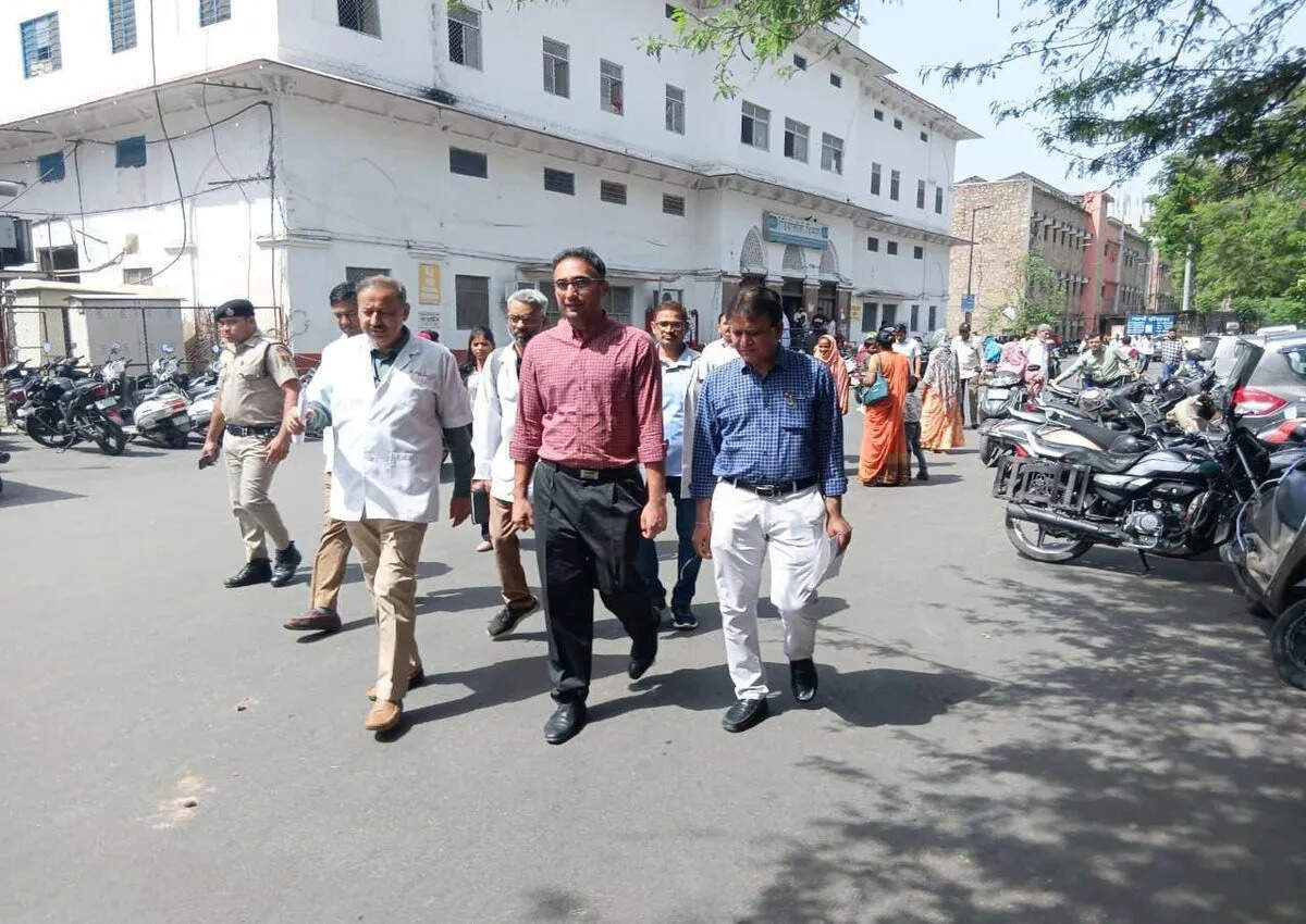 आरएनटी मेडिकल कॉलेज अस्पताल में अवैध एम्बुलेंस और पार्किंग वसूली पर सख्ती, जांच कमेटी गठित