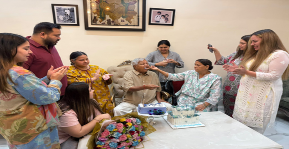 जन्मदिन पर लालू यादव ने परिवार संग काटा केक, तेज प्रताप ने लिखा भावुक पोस्ट