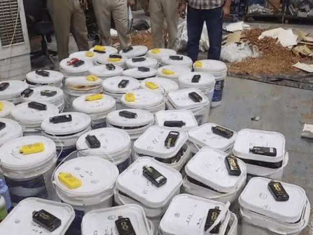 उदयपुर में कुरियर के जरिए गुजरात भेजी जा रही पौने 3 लाख की शराब पकड़ी, 42 बाल्टियों में लकड़ी के बुरादे के बीच छिपाए थे 2386 पव्वे