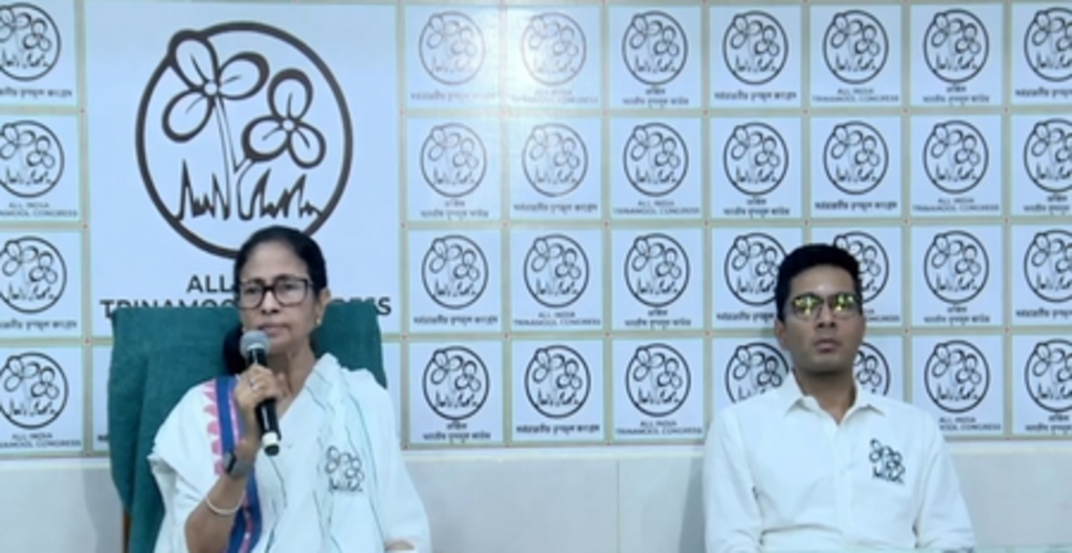 बंगाल चुनाव: टीएमसी ने सभी सीटों पर उतारे उम्मीदवार, भवानीपुर से मैदान में सीएम ममता बनर्जी