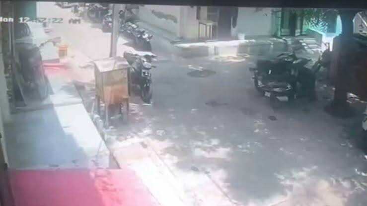 कोटा में ज्वेलर्स व्यापारी और बेटे से चाकू की नोक पर लूट, फुटेज में देंखे बाइक रुकवाकर बैग छीना