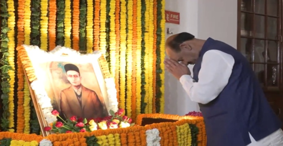 लोकसभा अध्यक्ष ने वीर सावरकर को पुष्पांजलि अर्पित की, बोले- युवाओं में देशभक्ति की जगाई अलख