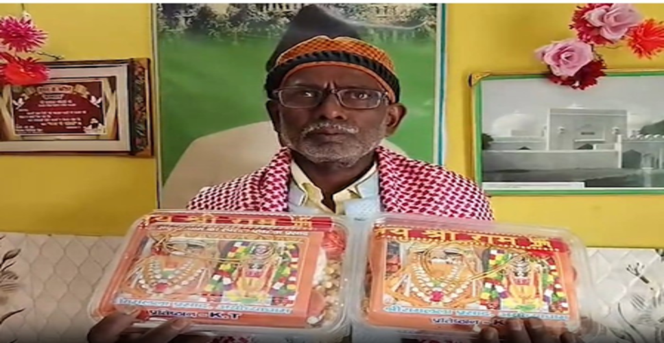 अयोध्या : इकबाल अंसारी ने सुरक्षाकर्मियों और श्रद्धालुओं को भेंट की प्रभु राम की तस्वीर