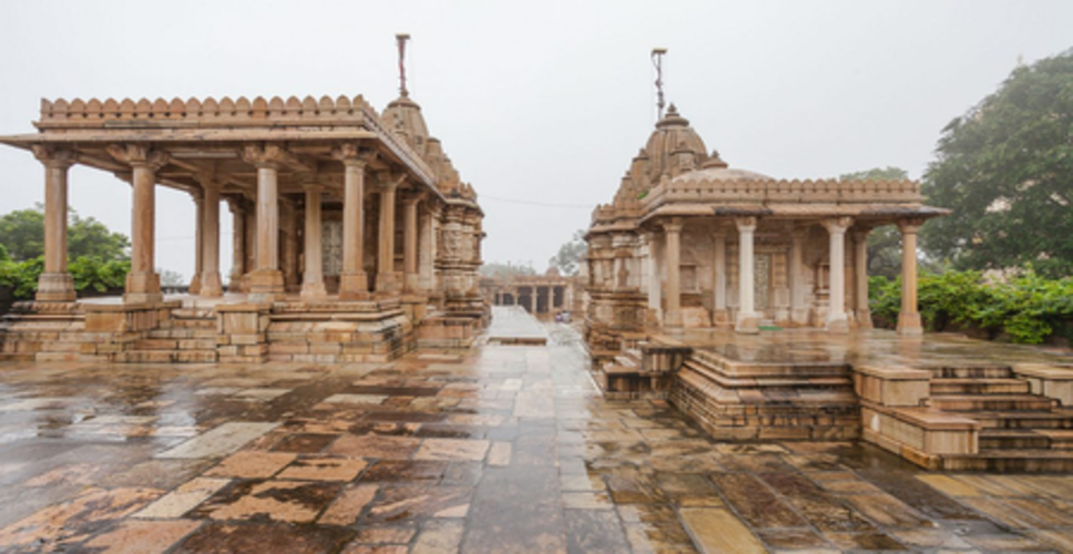 बारीक नक्काशी वाले खंभों और मारू-गुर्जर शैली की छतों वाला सौंदर्य, जैन तीर्थंकरों को समर्पित राजस्थान का यह मंदिर