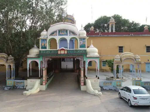 मंदिर से बाबा रामेश्वरदास की प्राचीन मूर्ति चोरी का आरोप, ट्रस्ट पदाधिकारियों पर उठे सवाल