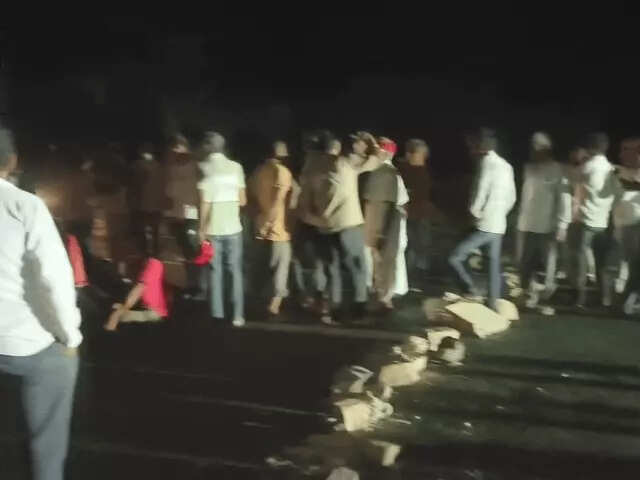 शराब पीने से रोका तो संतों पर हमला, 3 घंटे हाईवे जाम: कार सवार 5-6 युवकों ने हॉकी और सरियों से पीटा, एक संत जोधपुर रेफर