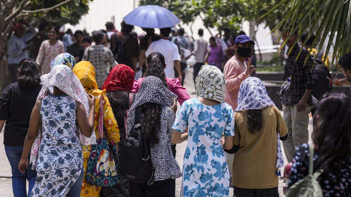 देशभर में भीषण गर्मी का प्रकोप, बांदा में रिकॉर्ड 45.4° तापमान, वीडियो में जाने कई राज्यों में लू का अलर्ट