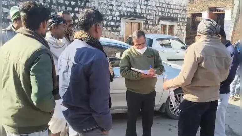 डिवाइडर पर सो रहे 2 किसानों को स्लीपर बस ने कुचला, मौके पर मौत