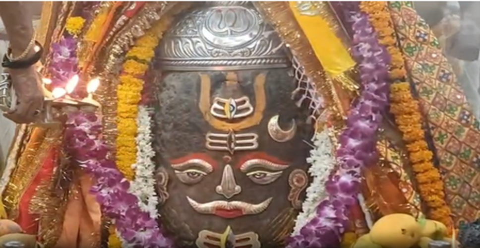 बाबा महाकाल का राजा स्वरूप में शृंगार, गूंजे 'जय श्री महाकाल' के उद्घोष