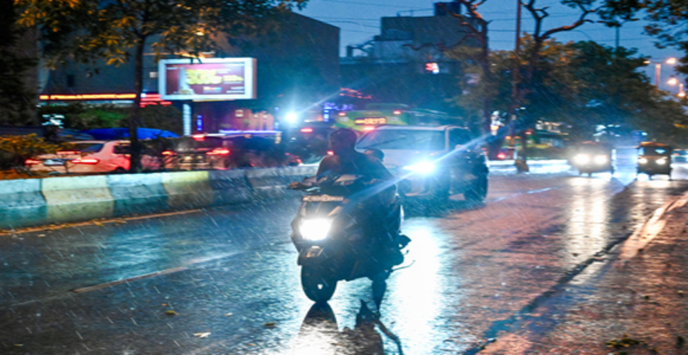दिल्ली-एनसीआर में गरज-चमक के साथ हुई बारिश, भीषण गर्मी से मिली राहत