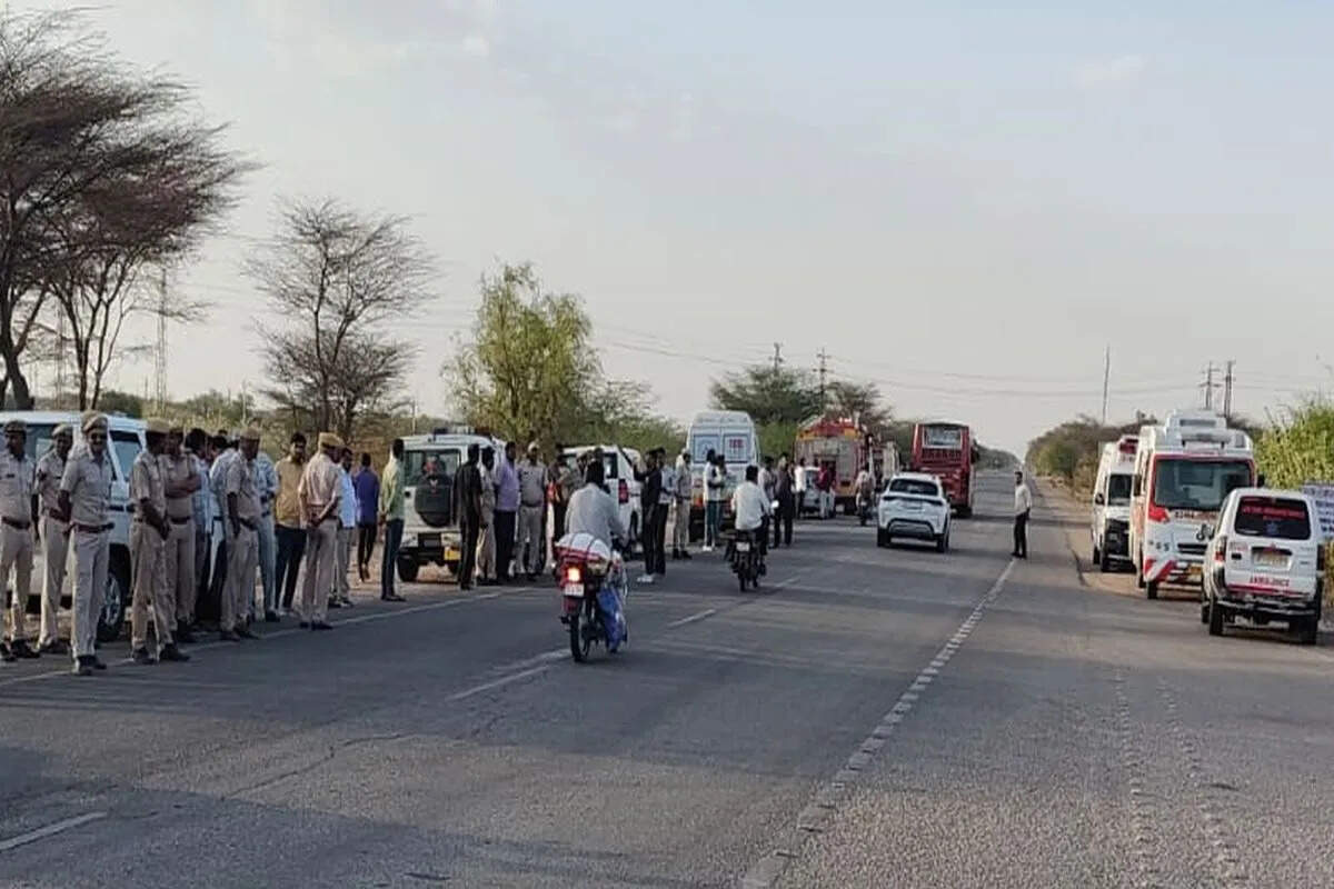 गोमट गांव के पास भीषण सड़क हादसा, बस और ट्रक की टक्कर के बाद लगी आग; कई सवारियों के हताहत होने की आशंका