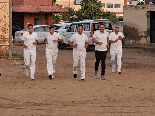 सीकर में ASP ने पुलिसकर्मियों और आम लोगों के साथ लगाई दौड़, वॉलीबॉल मैच भी खेला