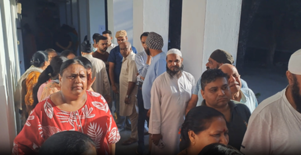 हिमाचल प्रदेश में नगर निगम चुनाव के लिए मतदान जारी, पोलिंग बूथों पर लगीं वोटर्स की लंबी कतारें