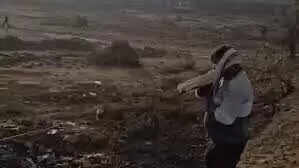 NH 52 पर संतरे से भरा ट्रक पलटा, लूटने के लिए खाई में कूदी भीड़, बैग में भरकर ले भागे