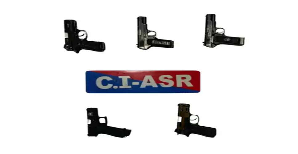 अमृतसर पुलिस ने सीमापार हथियार तस्करी का किया खुलासा, 5 पिस्तौल सहित तस्कर गिरफ्तार